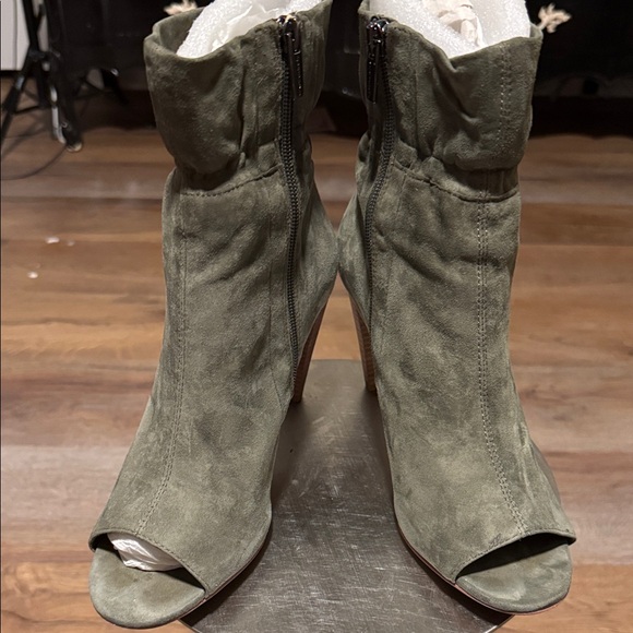 Pre-owne Vince Camuto olive green Suede Peep-Toe Boots - Picture 15 of 15
